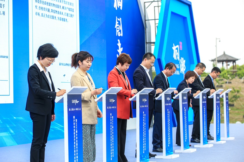 1619676989443544.jpg 簽約照片_副本.jpg