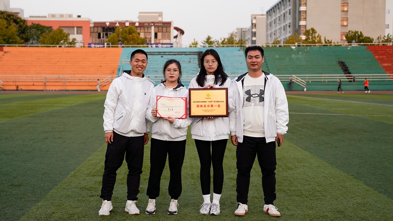 1670566418250858.jpg 6、挑擔背簍接力勇奪第二_副本.jpg