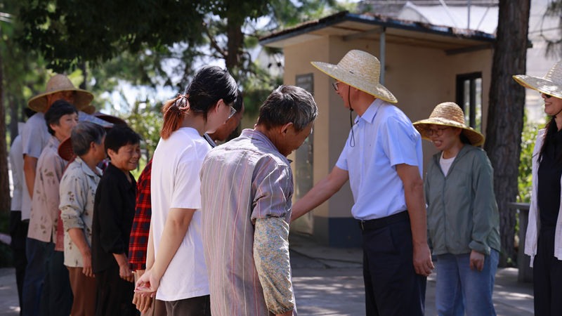 曹勇奇赴之豇種業(yè)基地開(kāi)展高溫慰問(wèn)