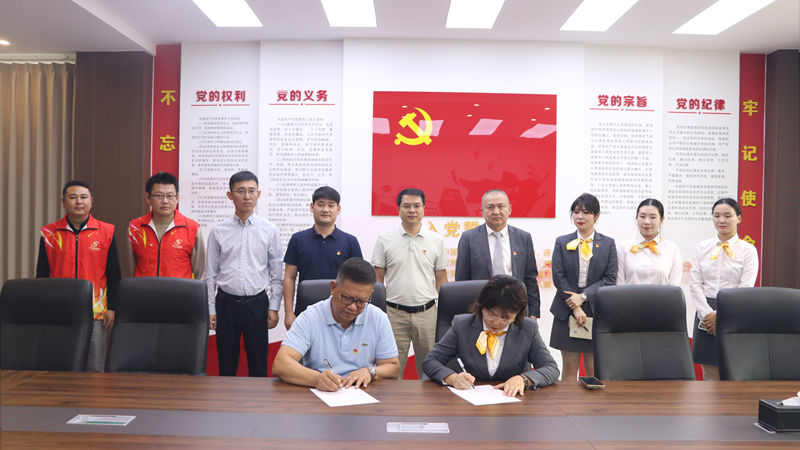 濟(jì)寧華都與濟(jì)寧高新區(qū)實驗學(xué)校開展黨建聯(lián)建合作暨國旗護(hù)衛(wèi)隊服裝捐贈活動